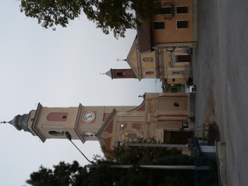 Église dans village au bord de la Stura en aval de Cuneo