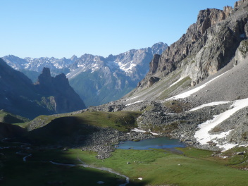 Petit lac dans la montée vers le col Maurin avec vue sur la Rocca Provenzale