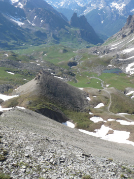 Plongée depuis mont surplombant col Maurin
