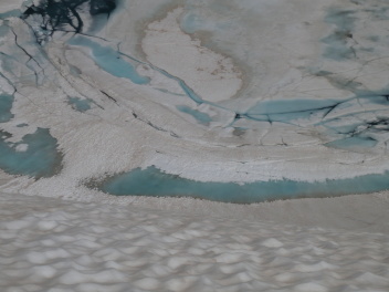 Zoom sur lac des Neufs Couleurs depuis le col Gypières