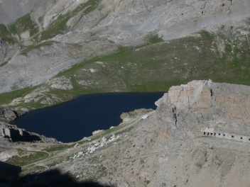 Lac Roburent et caserne depuis le col Scaletta