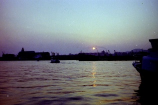 Le port du Pirée au coucher du soleil comme dans la chanson