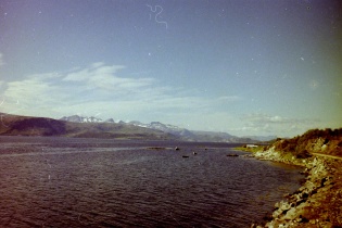 Encore de la neige sur les montagnes derrière Bodø