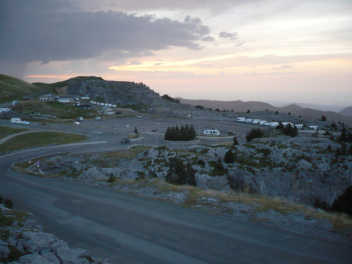 Parkings et panorama depuis la station La Pierre St-Martin