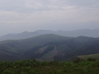 Vue vers l’ouest depuis le sommet du Zuhalmendi, Ascain, col de Saint-Ignace, brume