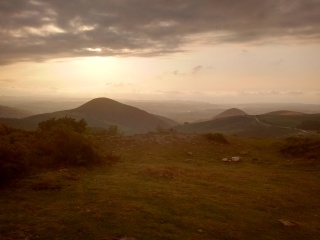 Sommet du Zuhalmendi au coucher du soleil avec vue sur mer