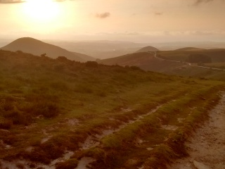Sommet du Zuhalmendi au coucher du soleil avec vue sur mer et piste