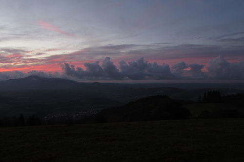 Très beaux nuages enclumes à la tombée de la nuit