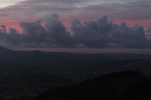 Très beaux nuages enclumes à la tombée de la nuit, zoom
