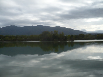 Lac de Villelongue-dels-Monts avec les Albères dans le fond