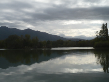 Lac de Villelongue-dels-Monts avec les Albères vue vers l’ouest