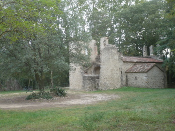 Santa Coloma de Cabanes près du lac de Saint-Génis-les-Fontaines, vue d’ensemble