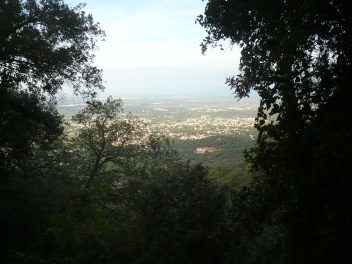 Laroque vu depuis la montée vers les Cabanes de Mata Porcs